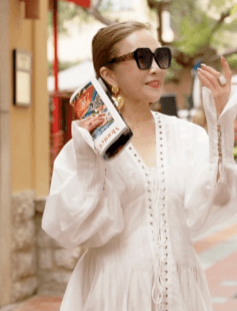 モナコの雑誌を手にした白いドレスの女性（屋外・エディトリアル）